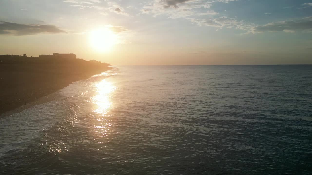 美丽的空中日出海景在空旷的海滩上，惊人的云景，4K视频素材