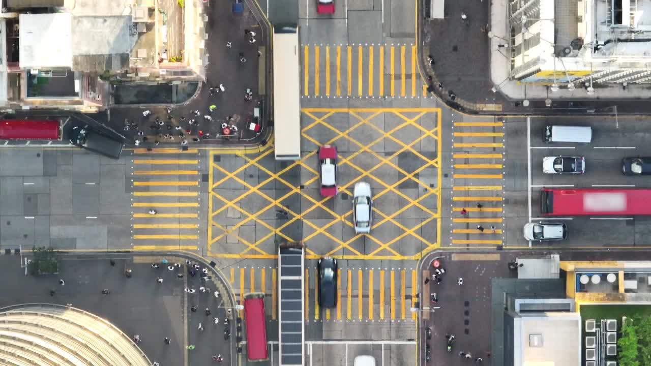 香港闹市区旺角十字路口，汽车交通在道路上运输，行人行人过斑马线。无人机俯视图。亚洲生活方式，亚洲交通都市生活视频下载