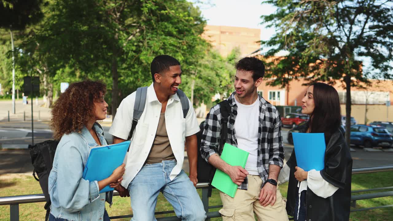 不同的学生在大学校园户外互动，一起享受慢动作的时刻视频素材