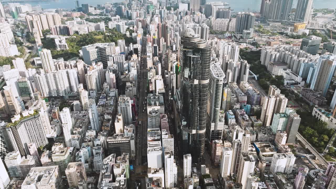 建立香港城市，无人机航拍城市景观高角度视图。商业区摩天楼，市中心居民楼，公路汽车交通运输。亚洲城市生活理念视频素材