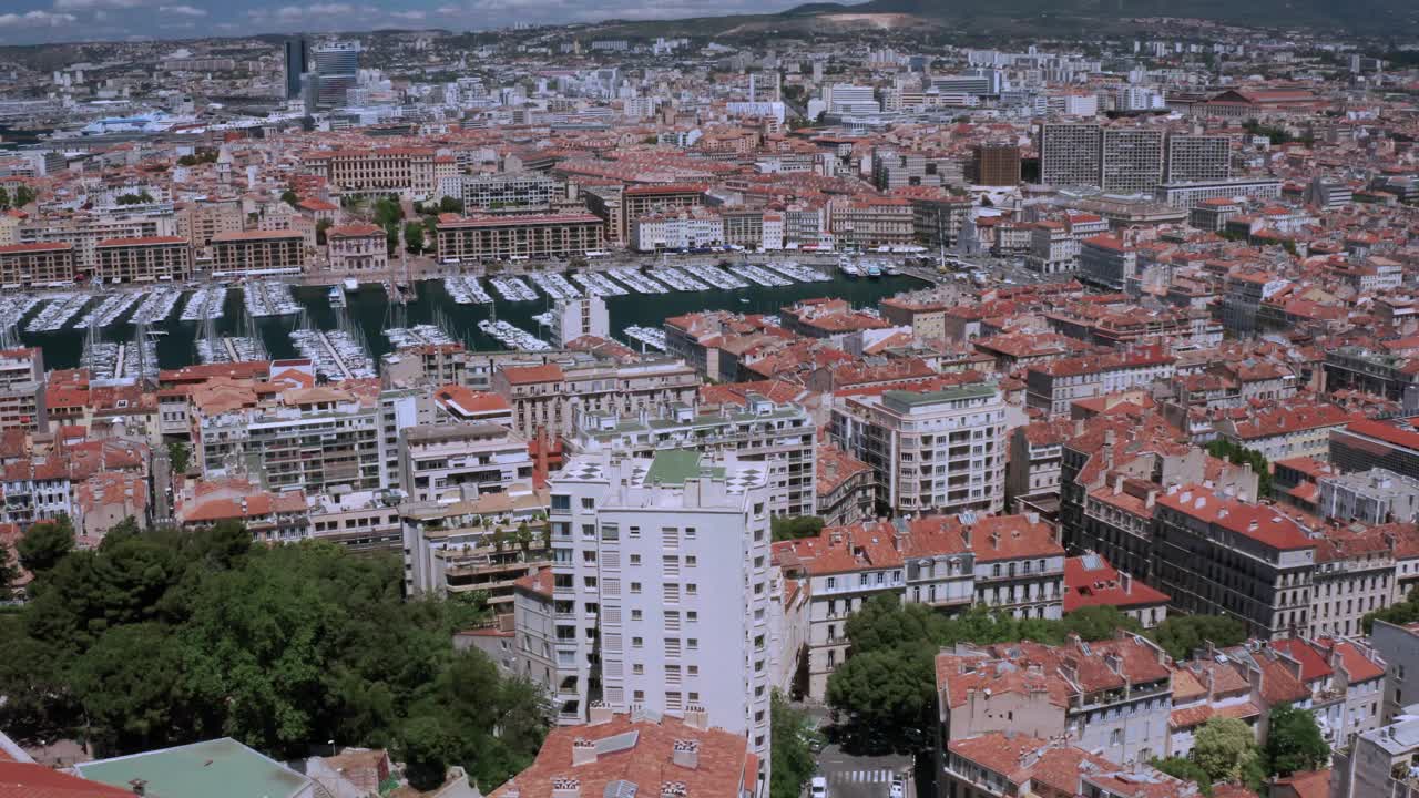 马赛:法国城市鸟瞰图，马赛老港(Vieux-Port de Marseille)， Le Panier和la Joliette社区，以及从上面俯瞰的邮轮港口。视频下载