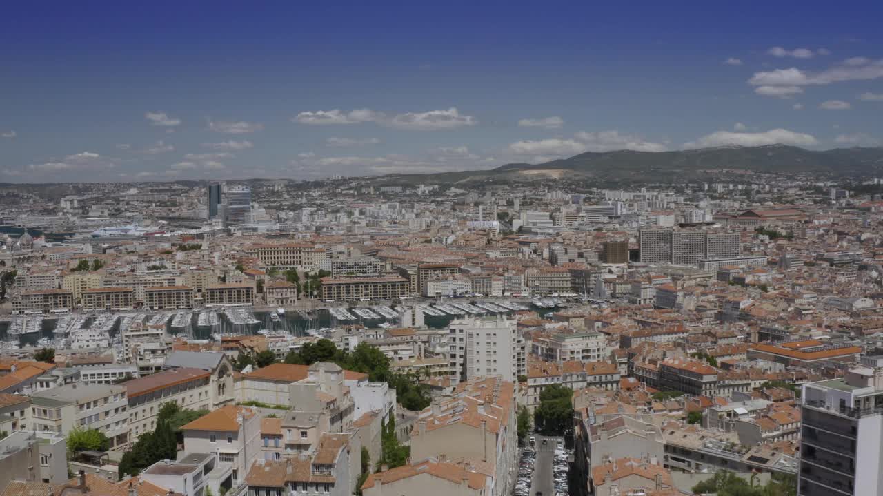 马赛:法国城市鸟瞰图，马赛老港(Vieux-Port de Marseille)， Le Panier和la Joliette社区，以及从上面俯瞰的邮轮港口。视频下载