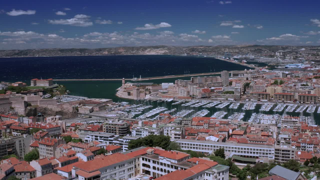 马赛:法国城市鸟瞰图，马赛老港(Vieux-Port de Marseille)， Le Panier和la Joliette社区，以及从上面俯瞰的邮轮港口。视频下载