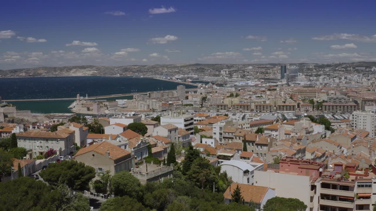 马赛:法国城市鸟瞰图，马赛老港(Vieux-Port de Marseille)， Le Panier和la Joliette社区，以及从上面俯瞰的邮轮港口。视频下载