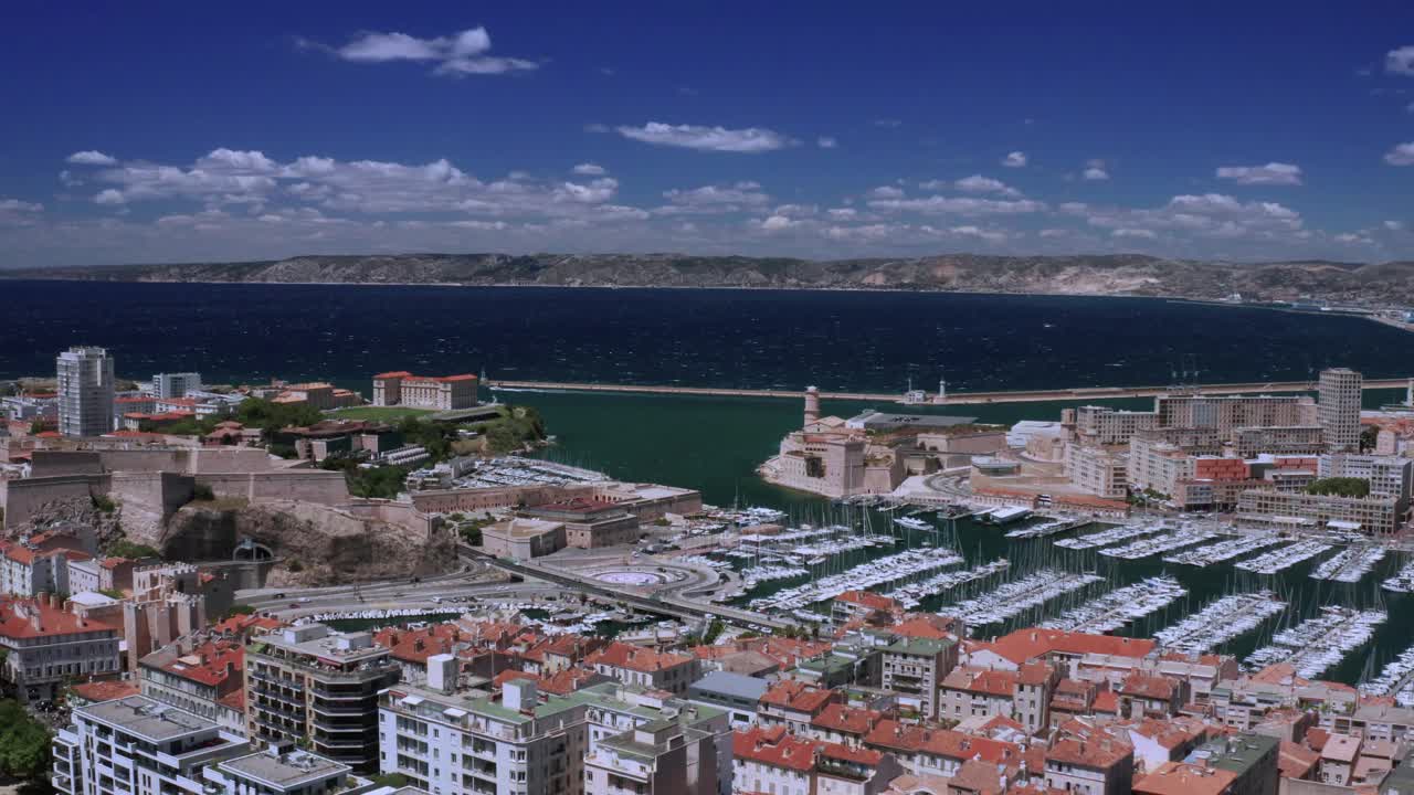 马赛:法国城市鸟瞰图，马赛老港(Vieux-Port de Marseille)， Le Panier和la Joliette社区，以及从上面俯瞰的邮轮港口。视频下载