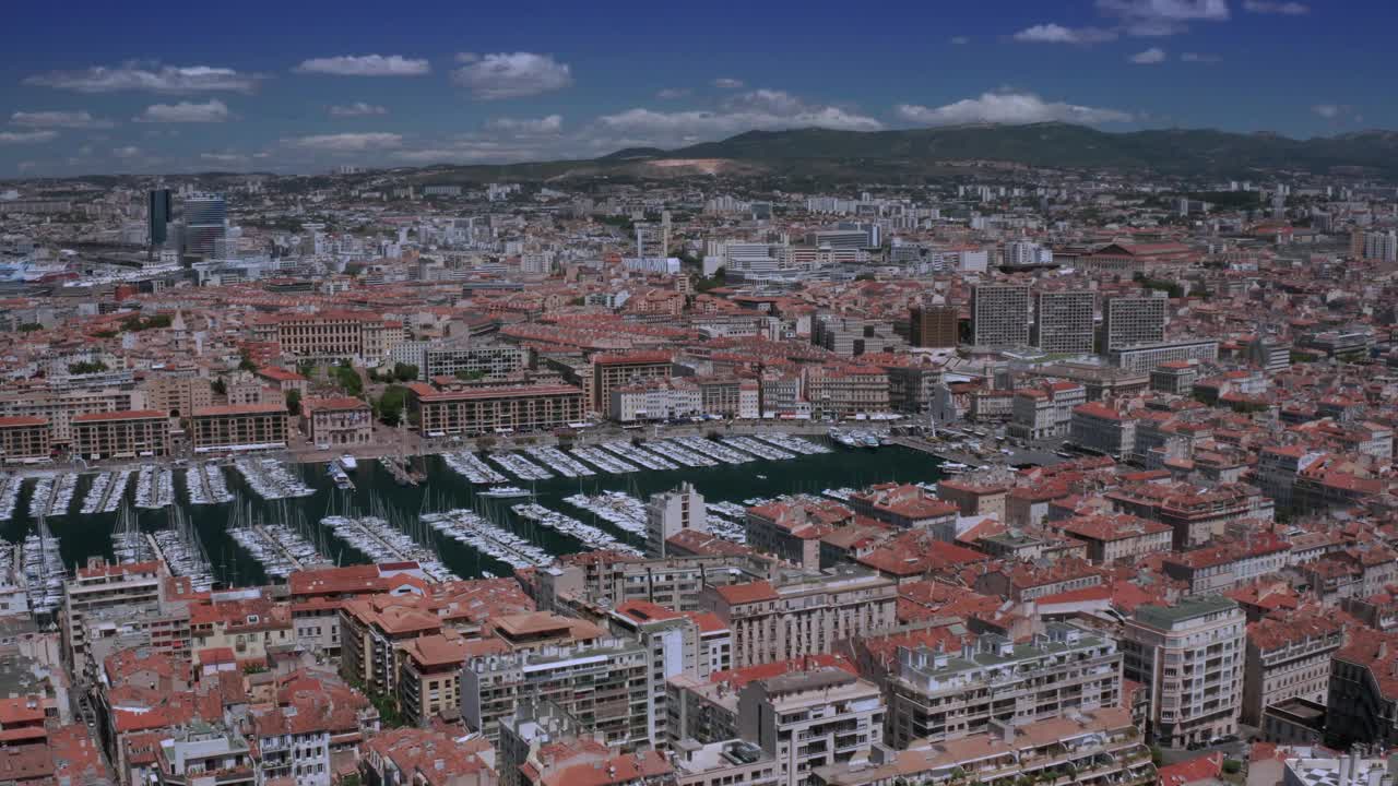 马赛:法国城市鸟瞰图，马赛老港(Vieux-Port de Marseille)， Le Panier和la Joliette社区，以及从上面俯瞰的邮轮港口。视频下载