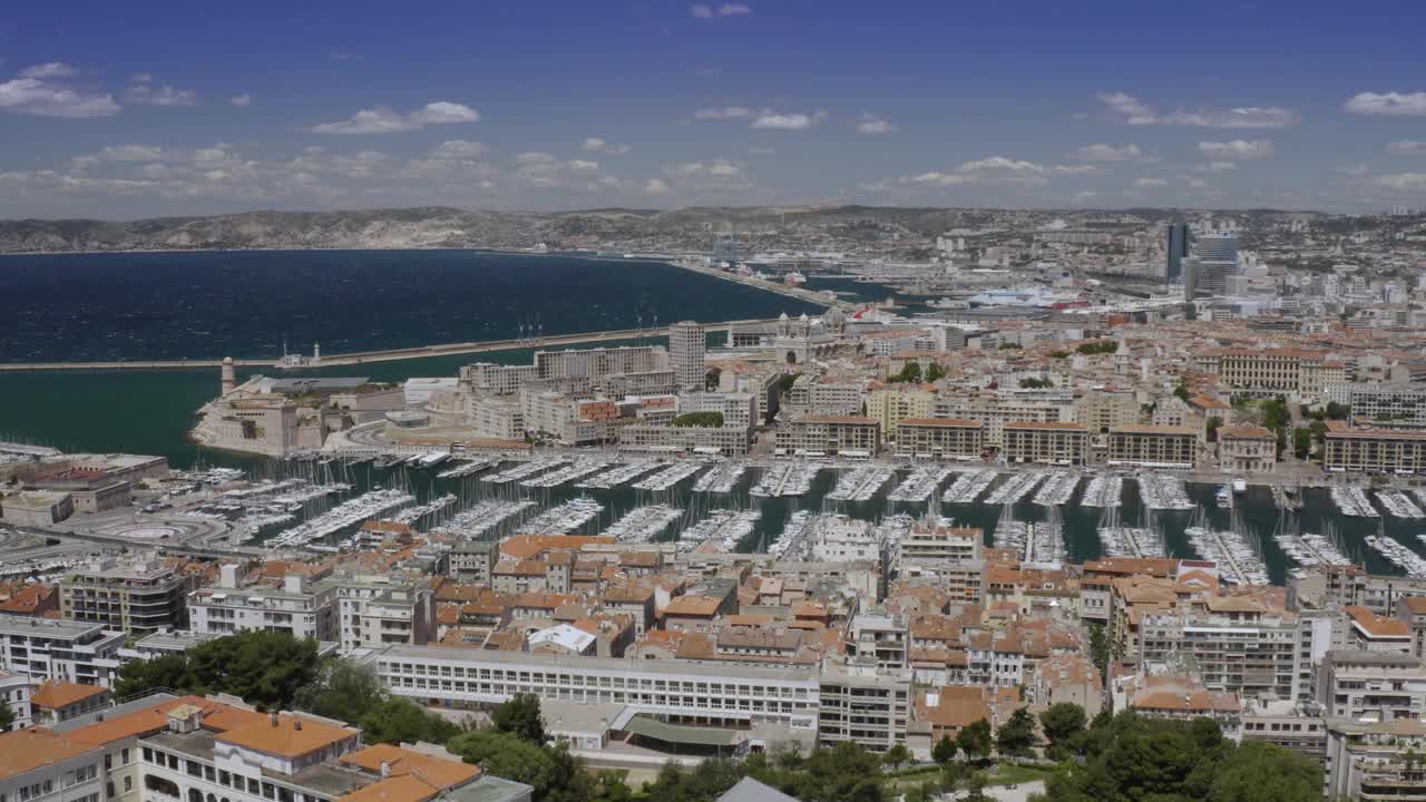 马赛:法国城市鸟瞰图，马赛老港(Vieux-Port de Marseille)， Le Panier和la Joliette社区，以及从上面俯瞰的邮轮港口。视频下载