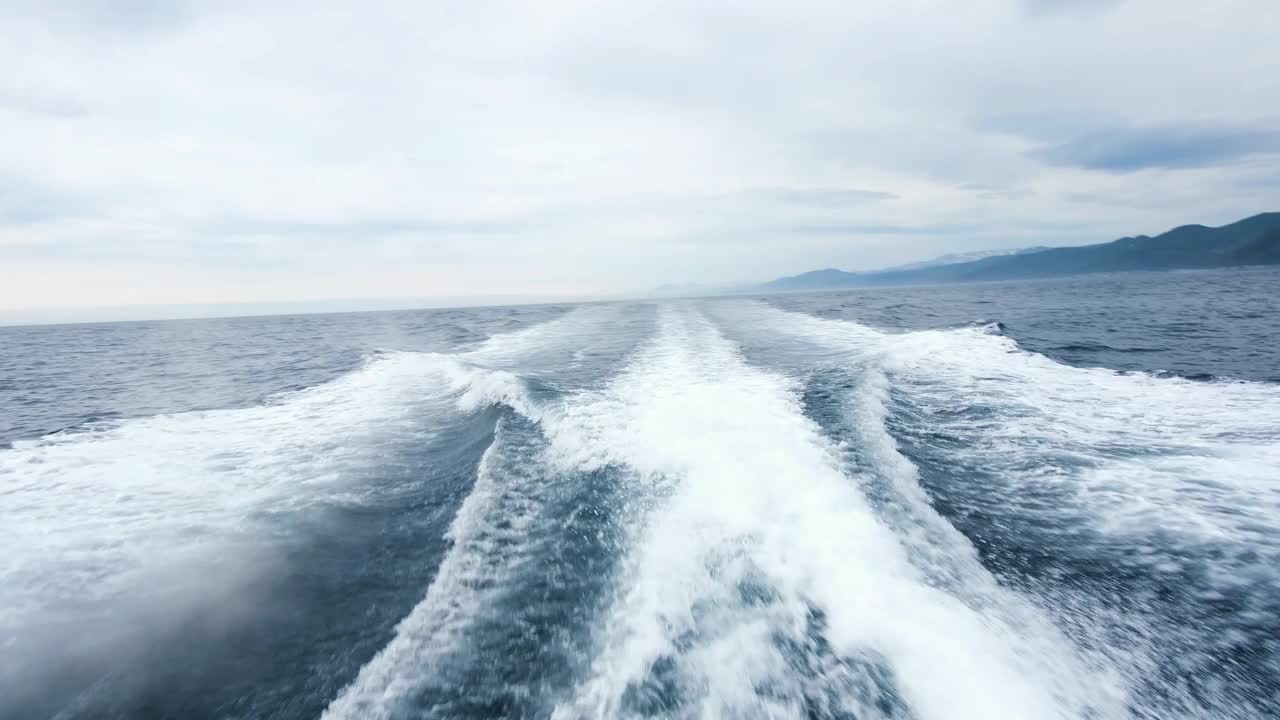 小船的尾流，从罗骚出发，穿过尼摩罗海峡。视频下载