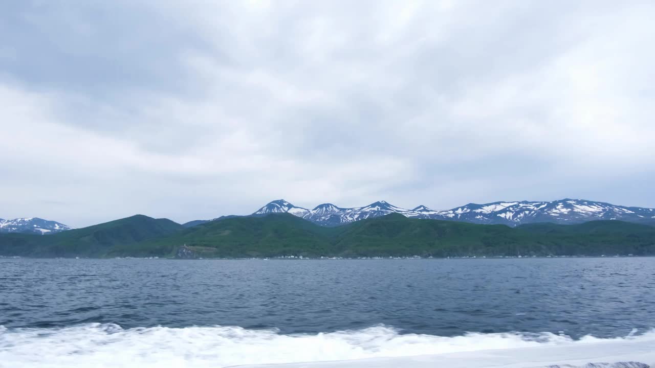 从Nemuro海峡看到的Shiretoko半岛，从一艘小摇船上看视频下载