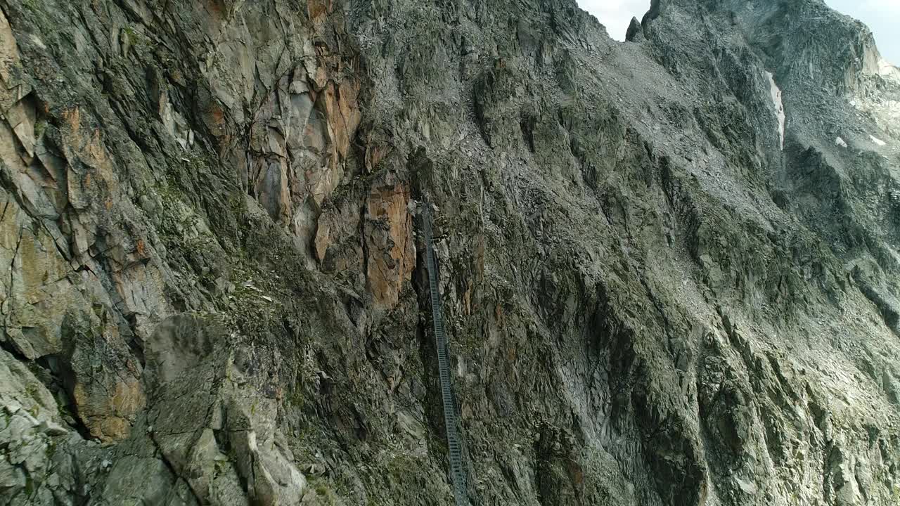 高空岩石嶙峋山脉的鸟瞰图。山峰的景色。视频素材