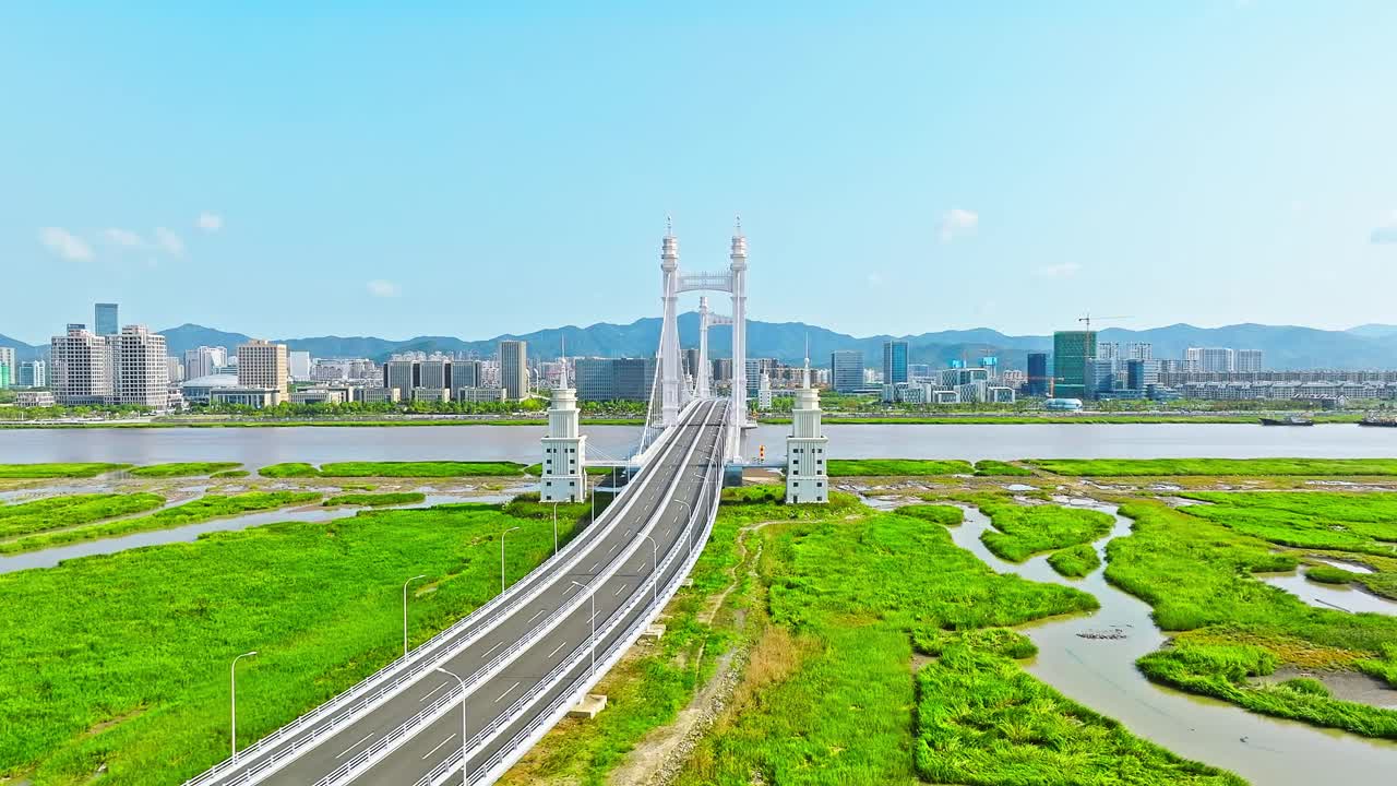 鸟瞰中国舟山美丽的公路桥和城市天际线与现代建筑景观。视频素材