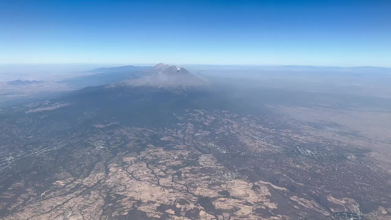 乘坐飞机飞越墨西哥城、火山、山脉、城市和沙漠。视频素材