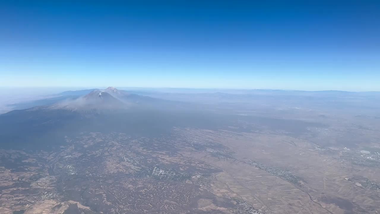 乘坐飞机飞越墨西哥城、火山、山脉、城市和沙漠。视频下载