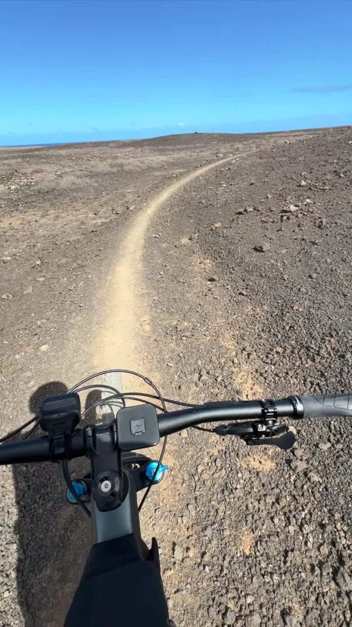 骑山地自行车穿越沙漠景观视频素材