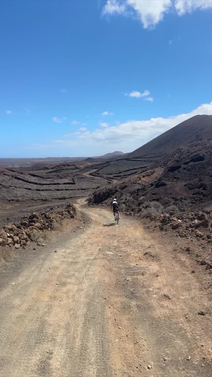 骑山地自行车穿越沙漠景观视频素材