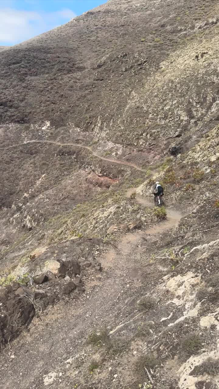 骑山地自行车穿越沙漠景观视频素材