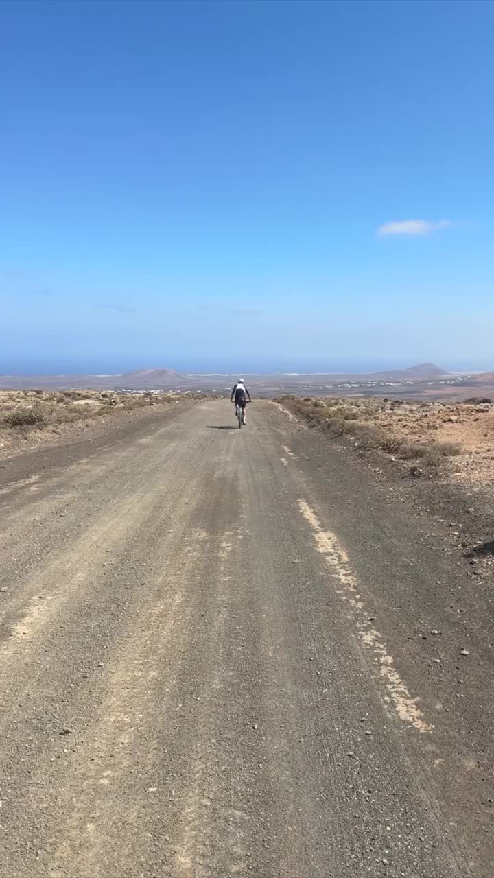 骑山地自行车穿越沙漠景观视频素材