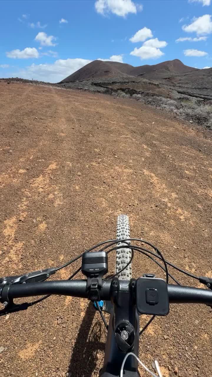 骑山地自行车穿越沙漠景观视频素材