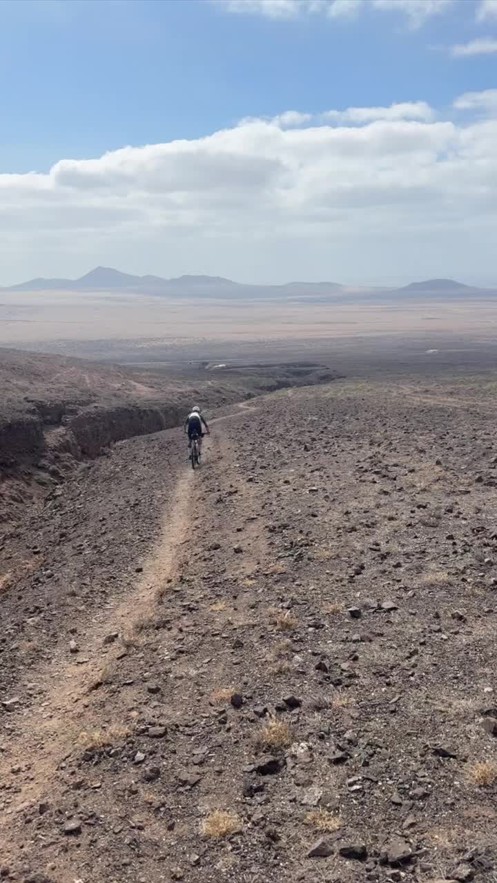 骑山地自行车穿越沙漠景观视频素材