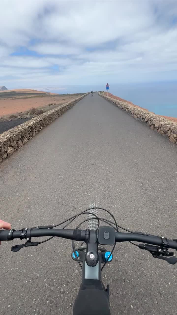 骑山地自行车穿越沙漠景观视频素材