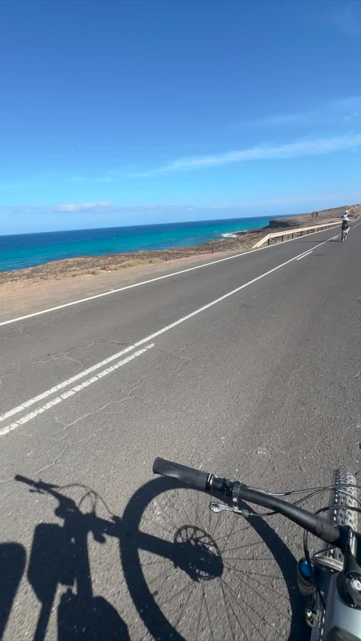 骑山地自行车穿越沙漠景观视频素材