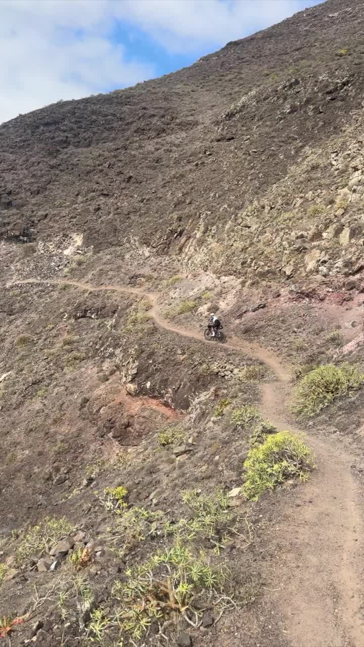 骑山地自行车穿越沙漠景观视频素材