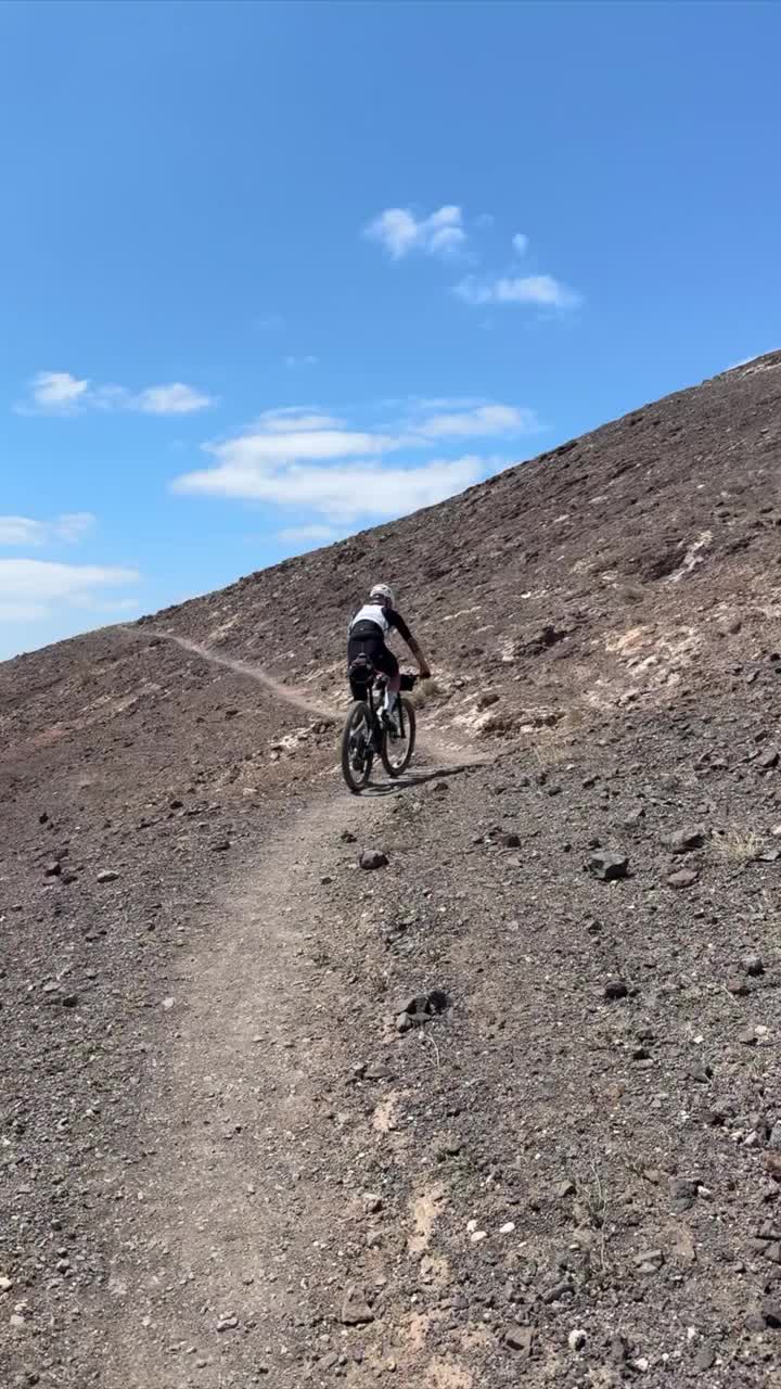 骑山地自行车穿越沙漠景观视频素材