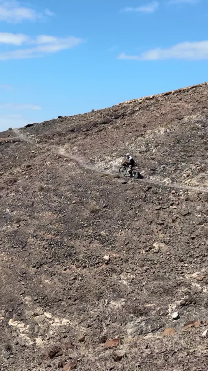 骑山地自行车穿越沙漠景观视频素材