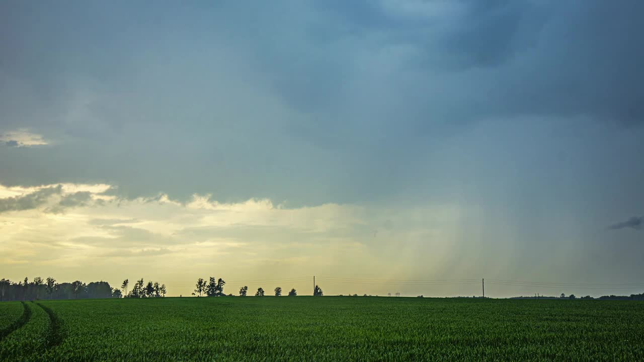 强大的暴雨在农业景观之上流淌，时间流逝视频素材