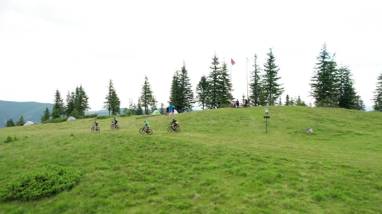 鸟瞰图一群骑着电动自行车的人在夏天的户外山上。视频素材