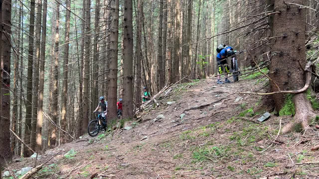 骑电动山地车的人沿着山上长满草的小路在户外骑行。视频素材