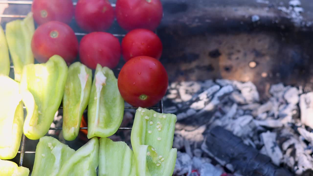 外面烤架上的蔬菜视频下载