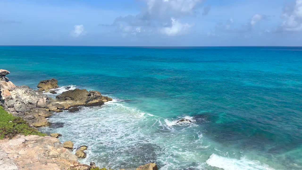 海浪拍打着清澈的海水。加勒比海。暑假在大西洋。视频素材