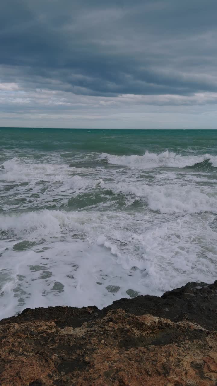 春天西班牙地中海沿岸的风暴视频下载