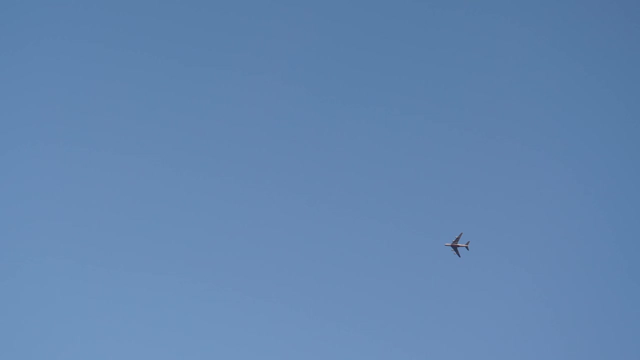 飞机消失在屋顶后面，复制空间。视频下载