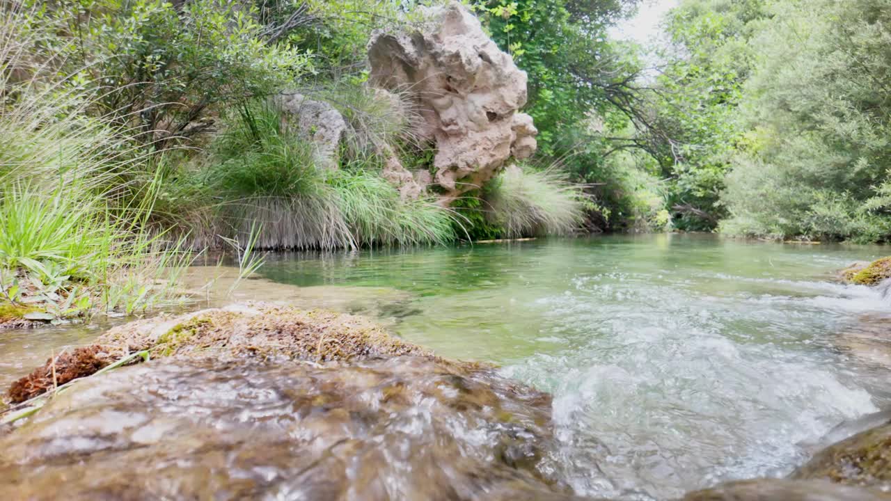 一条中间有一块岩石的河视频素材