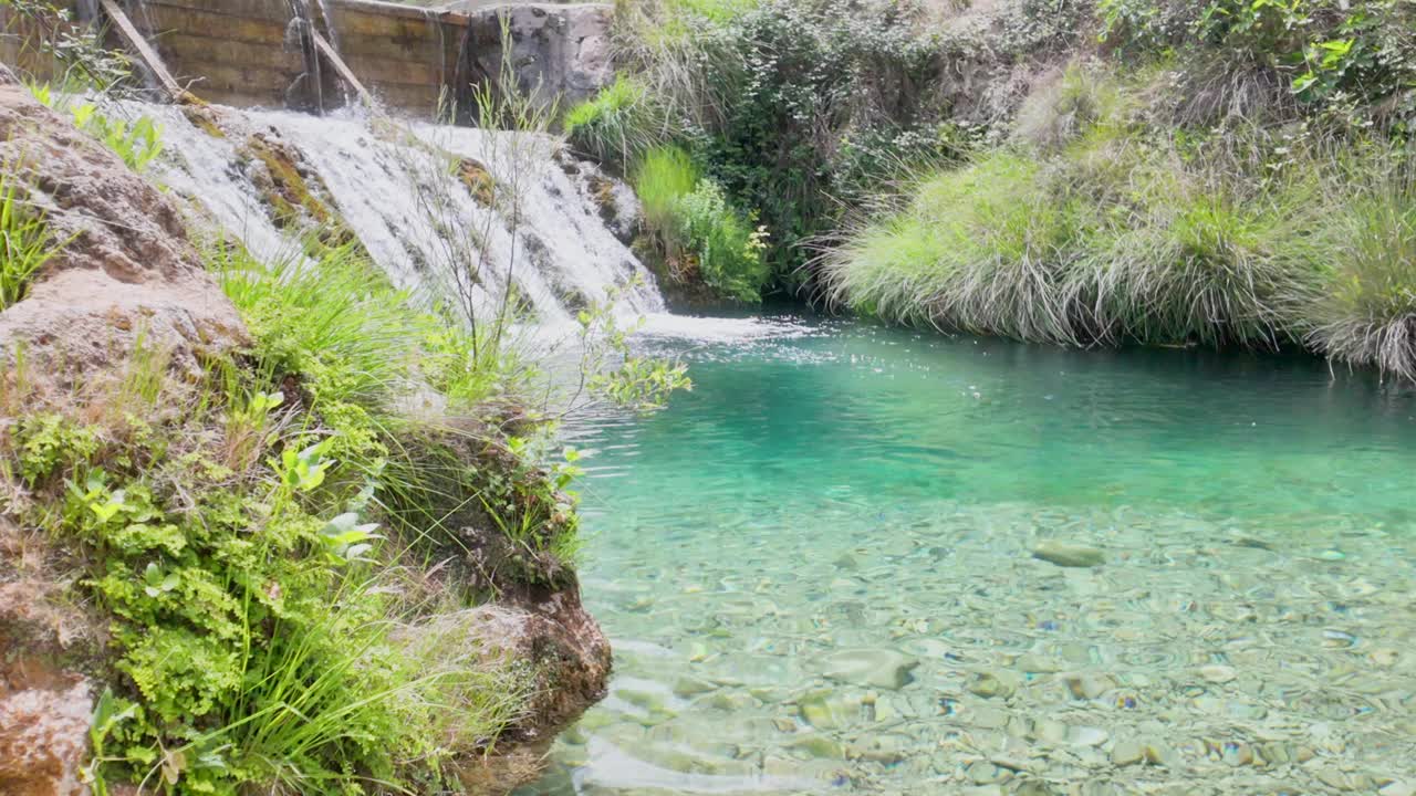 一小股水流过一块岩石视频素材