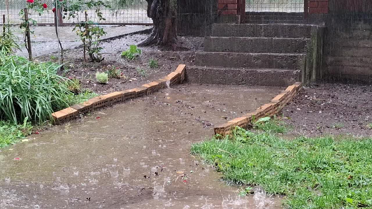 大雨落在房前视频下载