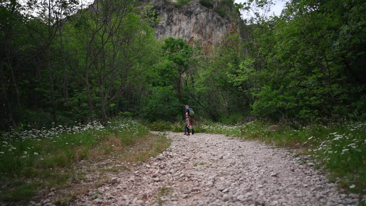 一家人在山上探险。视频下载