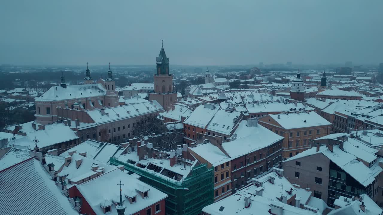 欧洲古城卢布林的白雪皑皑的冬天，波兰古地区屋顶上的暴风雪和降雪，欧洲4k视频素材