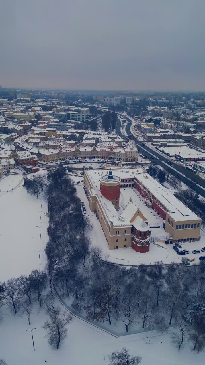 扎米克·卢贝尔斯基上空白雪皑皑的冬天，欧洲古城卢布林，暴风雪和降雪在波兰欧洲，垂直4k视频素材