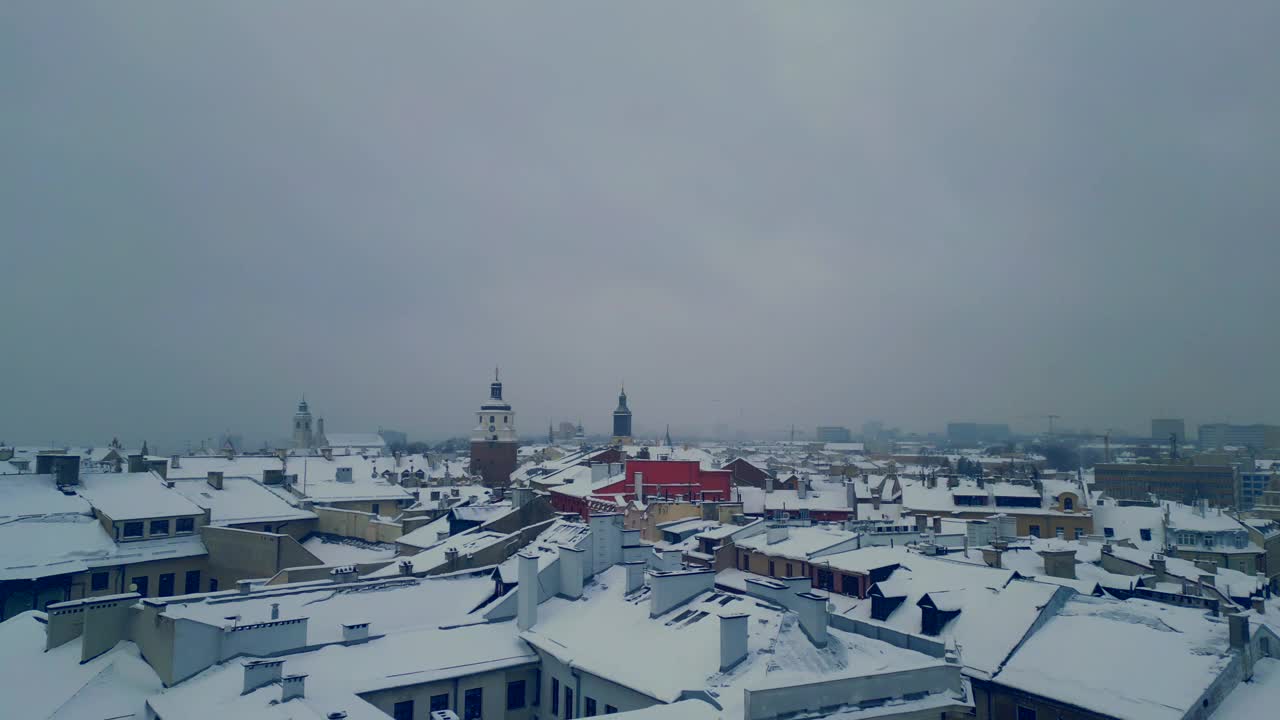 欧洲古城卢布林的白雪皑皑的冬天，波兰古地区屋顶上的暴风雪和降雪，欧洲4k视频素材