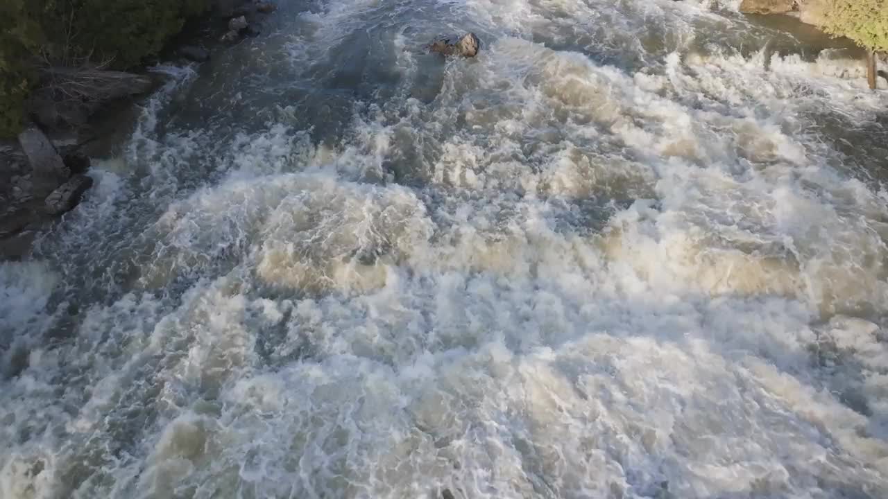 湍急的瀑布在欧文湾，加拿大与湍流的水和岩石环境视频素材