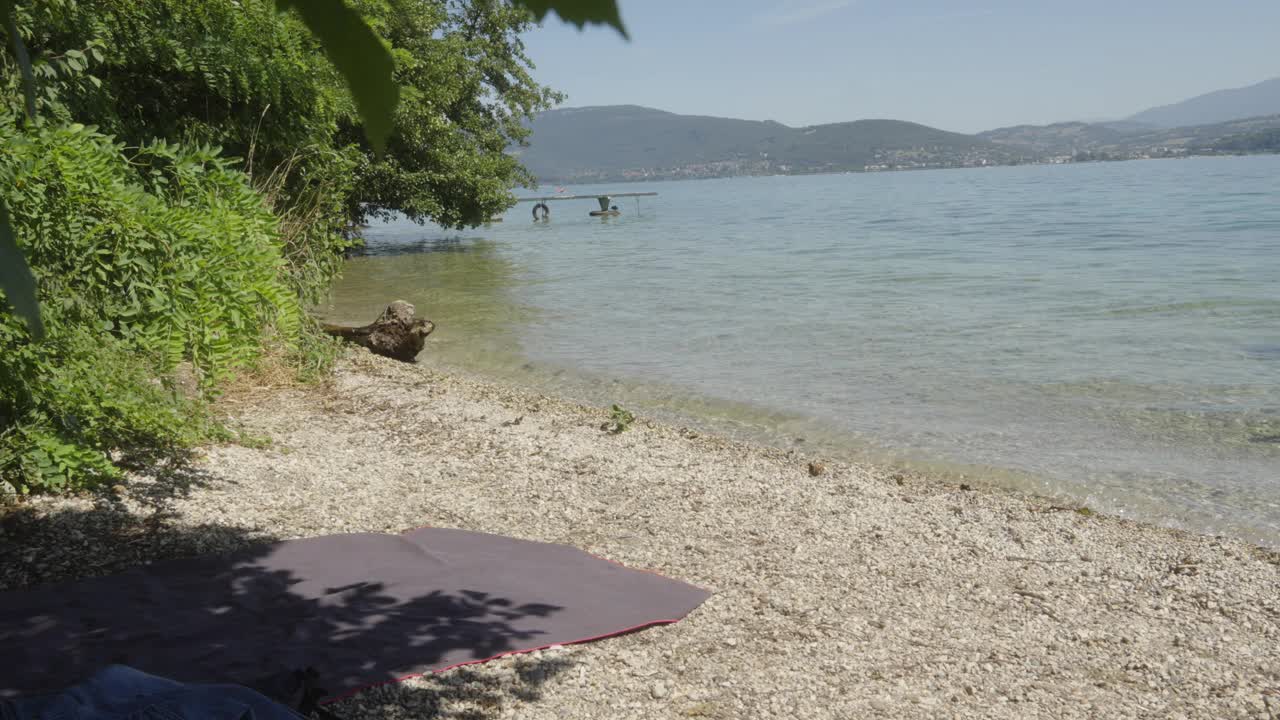 全景海滩海岸在一个安静的白色沙滩干净的海滩艾克斯les bains法国视频素材