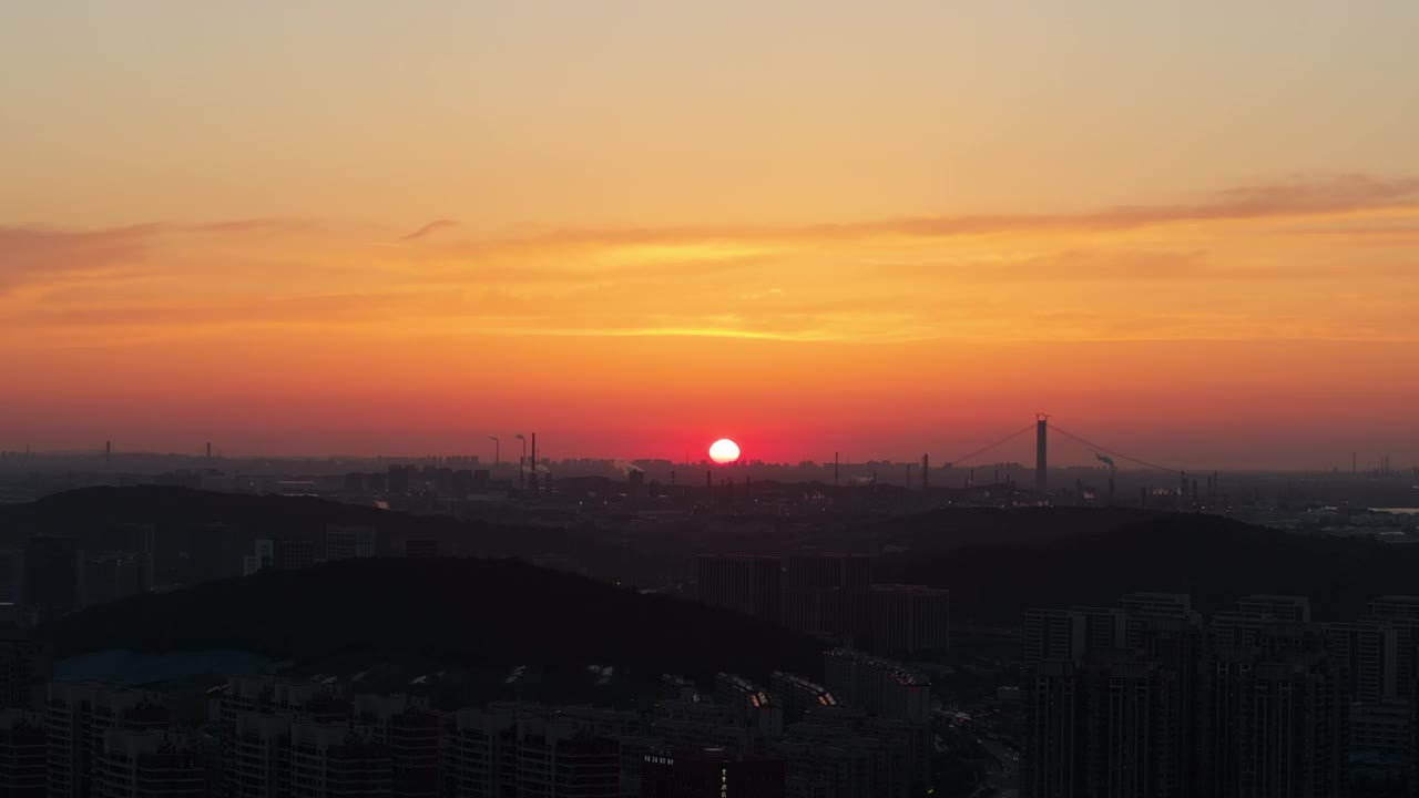 夕阳下的炼油厂，剪影视频下载