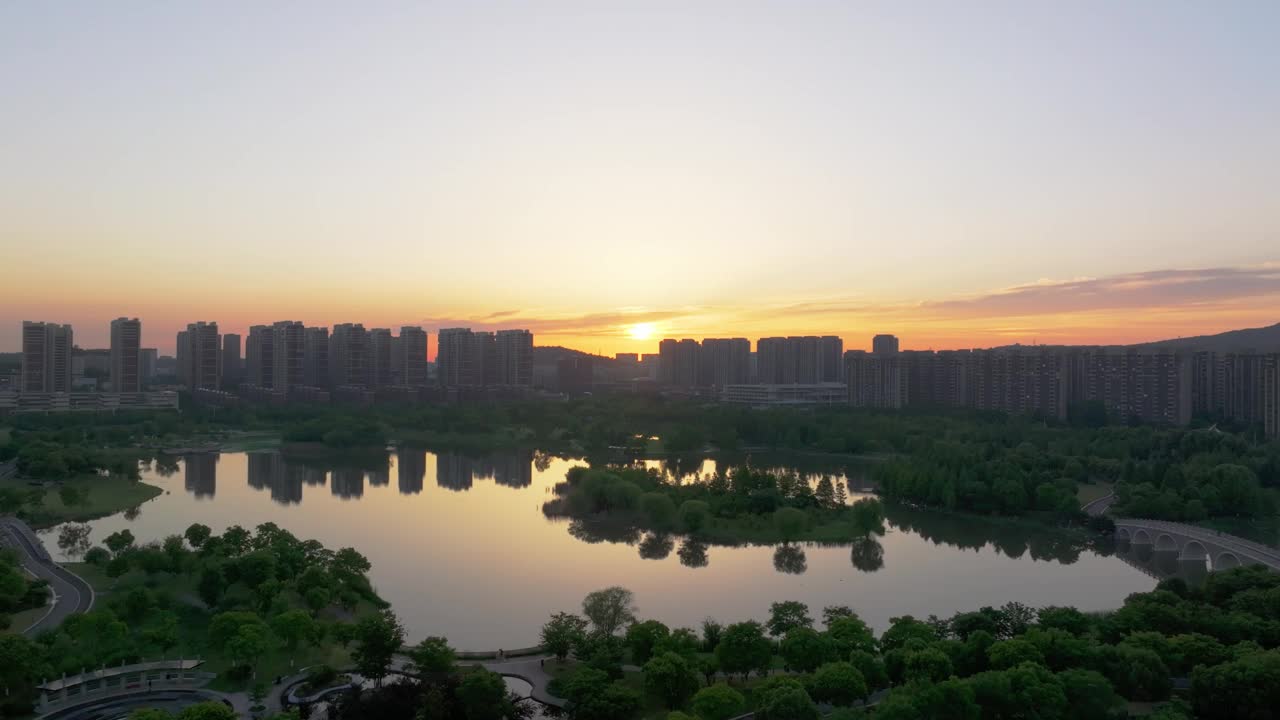 日落之城，绿色城市，城市建筑视频下载