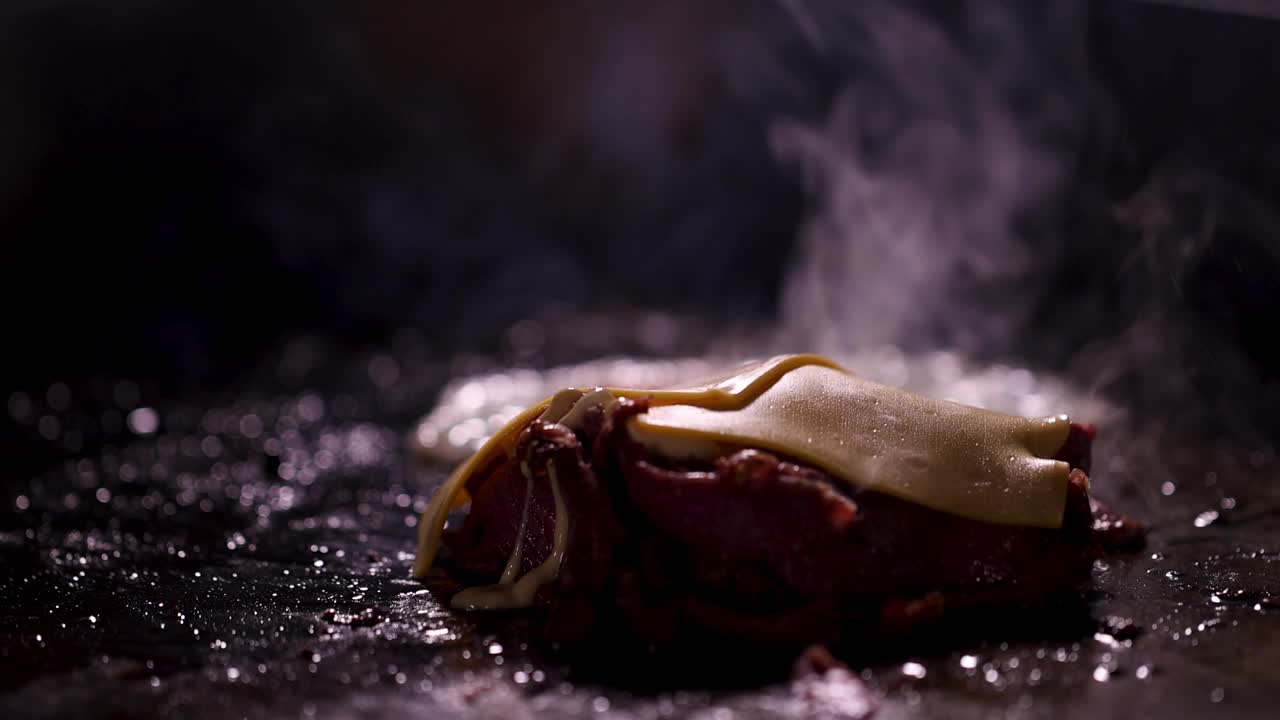 用融化的奶酪和鸡蛋烹饪美味的美食三明治是一种愉快的烹饪体验视频素材