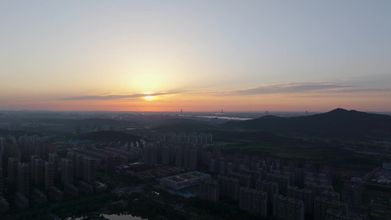 日落之城，绿色城市，城市建筑视频下载