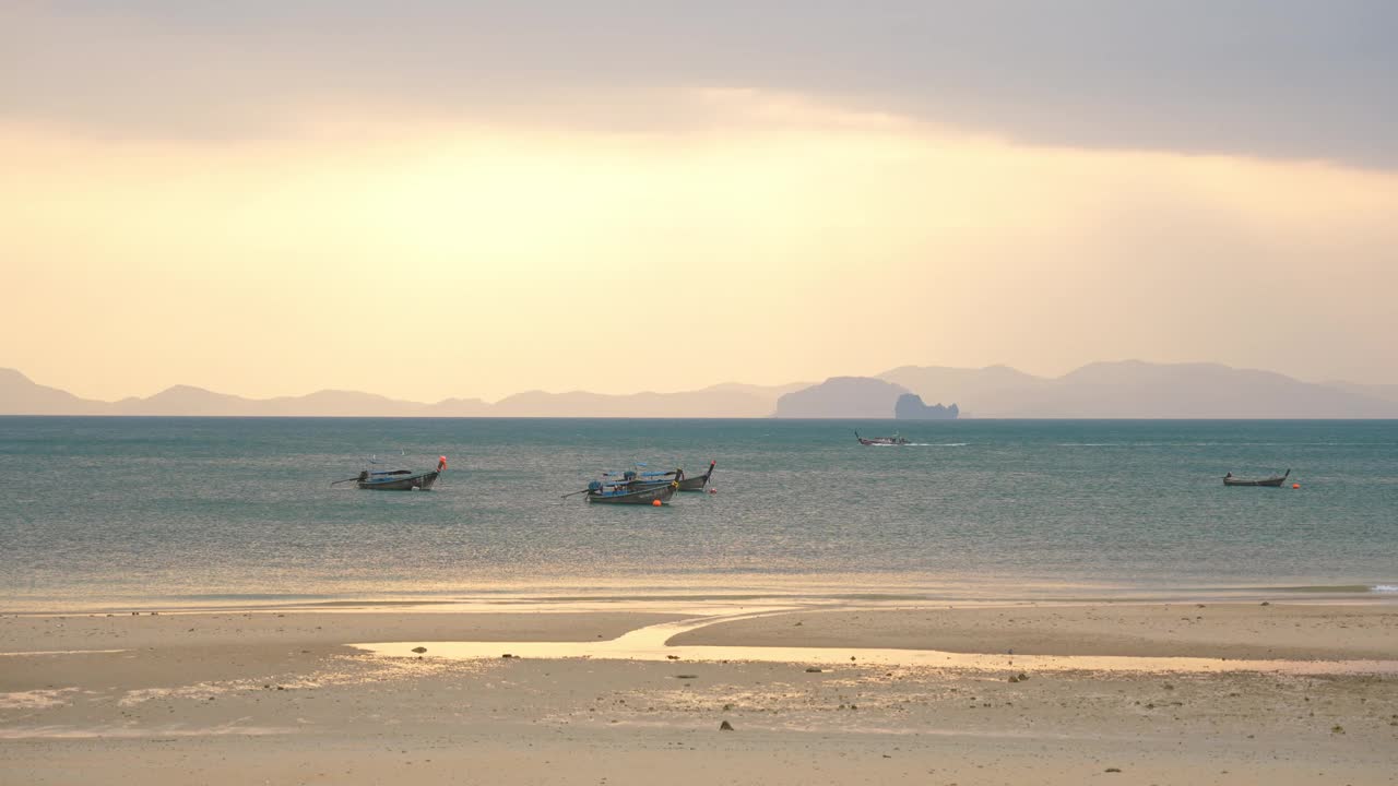 日落时分在海湾的泰国出租船视频素材