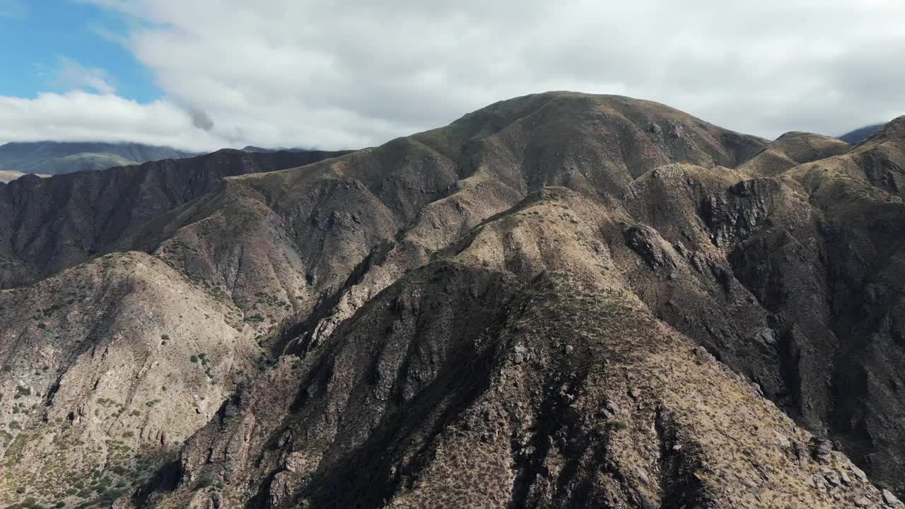 令人惊叹的空中无人机视图崎岖的沙漠山脉景观。Tucumán, Ciudad sagrada de Quilmes视频素材